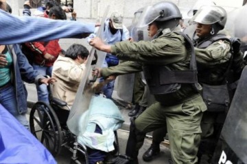 Las fuerzas de seguridad reprimieron a los manifestantes en el Congreso mientras se debatía en Diputados