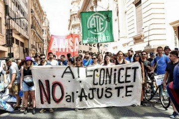 Tras la marcha de antorchas, el Conicet prepara una asamblea contra el ajuste del Gobierno, en pleno éxito del streaming