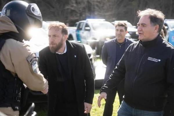 Otermín y Alonso presentaron nuevos patrulleros y motos para Lomas de Zamora