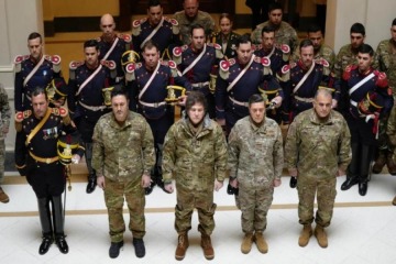 Cómo fue el breve homenaje a San Martín de Javier Milei y Luis Petri en el que vistieron uniformes militares