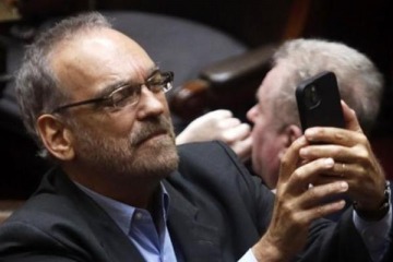 Tras quedar afuera de las listas, Fernando Iglesias busca la Embajada de Italia pese a haber comparado a Meloni con Mussolini
