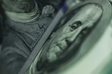 Otra vez volvió a subir: el dólar oficial de nuevo superó los $1.300 pesos