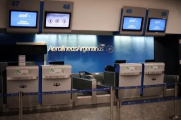 Paro de controladores: Aerolíneas Argentinas cancela 28 vuelos y reprograma otros 43