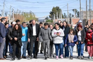 Foto de Kicillof visit Baha Blanca para supervisar los avances en obras y cuestion la falta de apoyo del Gobierno nacional