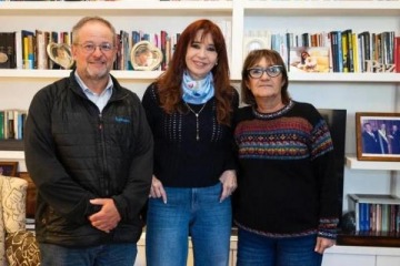 Orgullo: Cristina recibió al titular del gremio docente mundial y cuestionó la catástrofe social de Milei