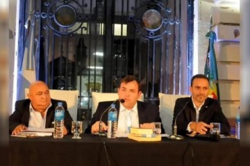 Escándalo en Rojas: acusan a intendente radical de repartir cartelería oficial dentro de una escuela