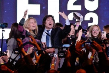 Milei evalúa su asistencia al búnker de LLA en Gonnet para esperar los resultados de las elecciones bonaerenses