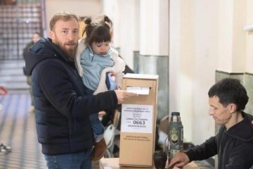 El intendente Federico Otermín votó en Banfield y bregó por "fortalecer la democracia"