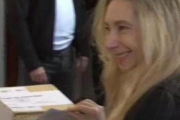 Con fuerte custodia: votó Karina pero no quiso hablar de las denuncias por las coimas