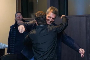 Se consolida la unidad: la foto del abrazo de Sergio Massa y Axel Kicillof tras conocerse los resultados