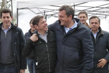 La foto de Kicillof y Massa en pleno festejo tras el triunfo de Fuerza Patria, que podría ser una indirecta para Karina Milei