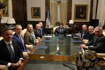 Foto de Milei redobla la apuesta y ratifica su apoyo al equipo econmico: public su primera foto con Luis Caputo tras la derrot