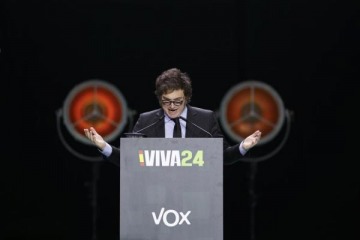 Milei suspendió su viaje partidario a España luego de la derrota electoral en PBA