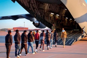 Pese a la buena onda de Milei con Trump, este miércoles llegarán 16 argentinos deportados de EEUU