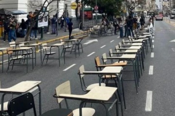 Plaza de mayo: docentes de la UBA dictan más de 40 clases públicas y advierten que "la situación es crítica"