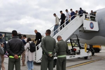 Llegó al país el vuelo de Estados Unidos con el grupo de argentinos deportados