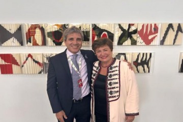 Georgieva habló con Caputo y expresó su preocupación por "la volatilidad de las tasas de interés" para contener la suba del dólar