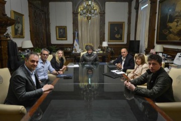 La polémica en torno al Milei "de cartón" con el que se habría montado la foto de sus últimas reuniones de Gabinete