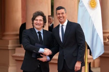 Tras los anuncios, Javier Milei viaja a Paraguay para reunirse con Santiago Peña y dirigentes de ultraderecha