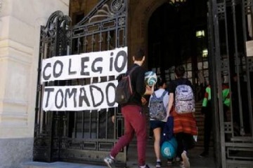 El Nacional Buenos Aires y la Facultad de Dramáticas de la Universidad de las Artes permanecen tomados en respuesta al veto de Milei