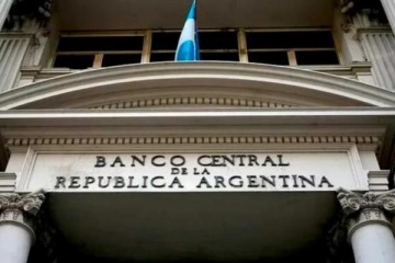 El Banco Central vendió u$s379 millones para contener la presión en el dólar oficial