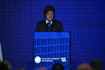 Milei culpó al "pánico político" por la fuerte suba del riesgo país y prometió "pintar el país de violeta" en las elecciones de octubre