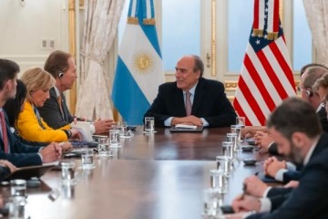 Más gestos a EEUU: Francos recibió a congresistas de Trump y Milei pasó a saludarlos