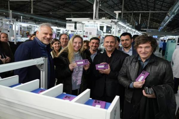 En medio de protestas, Milei visitó una fábrica de celulares en Tierra del Fuego