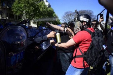 Feroz represión policial en la marcha de los jubilados: más de 20 heridos y un detenido