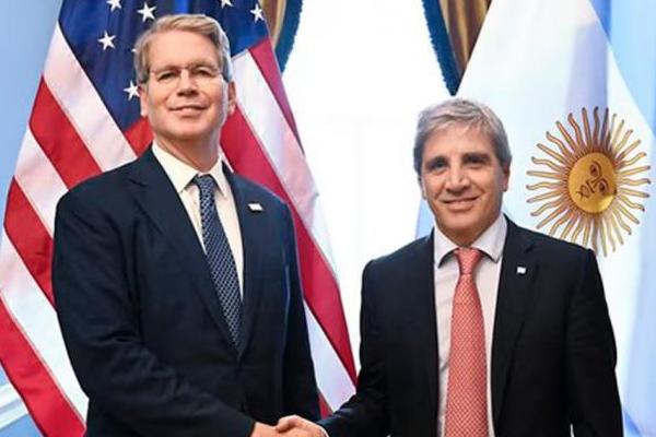 Caputo visitó a Scott Bessent en Washington y debatieron detalles del acuerdo con el Tesoro