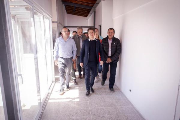 Kicillof recorrió obras y volvió a cuestionar a Milei por la paralización de centros de primera infancia