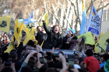 Milei retoma la campaña electoral con visitas a Santiago del Estero y Tucumán y recorridas bonaerenses