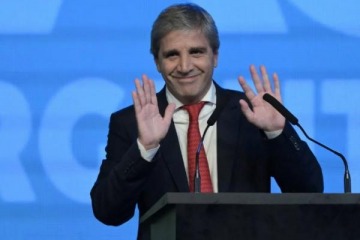 Desde Washington, Caputo pidió auxilio a los empresarios, ratificó las reformas laborales y tributaria y rechazó devaluar