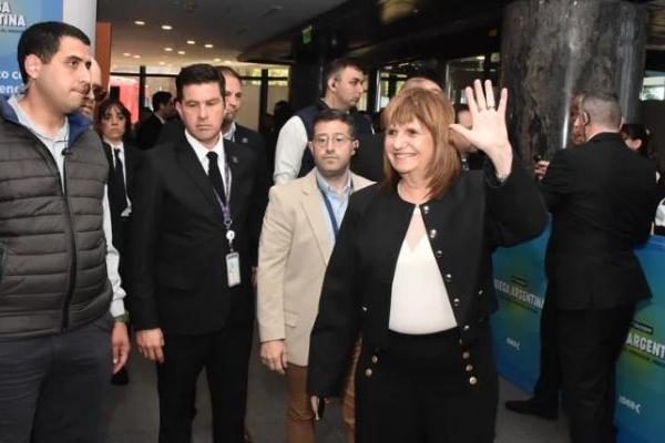 En medio de la búsqueda de consensos con los gobernadores, Bullrich los descalificó tratándolos de "mangueros"