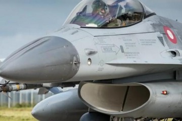 Al final los F-16 de Petri solo trajeron problemas: la Fuerza Aérea admitió fallas para mantener pistas y hangares