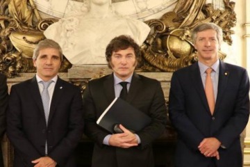 Denunciaron a Milei, Caputo y Bausilli por atentar contra la soberanía nacional