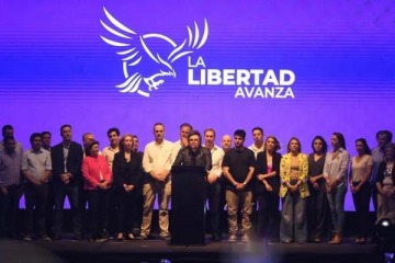  Milei cerró la campaña en Rosario y reconoció que "esto no es la panacea, pero vamos por el camino correcto"