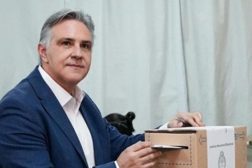 Llaryora llamó a votar y advirtió por la recesión tras emitir su voto