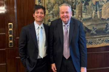 El asesor de Trump le dio sus bendiciones a Santiago Caputo para intensificar las reformas