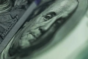 Se alejó del techo de la banda cambiaria: el dólar decae aunque por feriado en EEUU