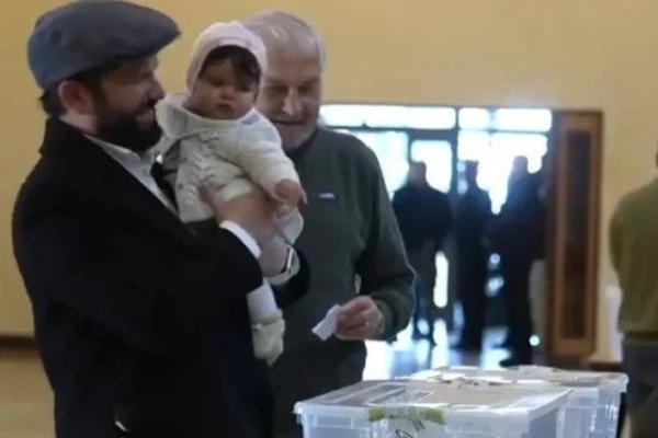 Chile: la emoción de Boric al votar con su hija en Punta Arenas y el ...