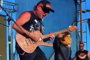 Contraofensiva: La Renga cantó Panic Show con un hombre disfrazado de Milei