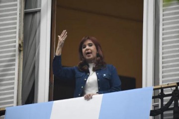 Cristina Kirchner respondió a las críticas por una foto con economistas y apuntó contra el Gobierno de Milei y los medios