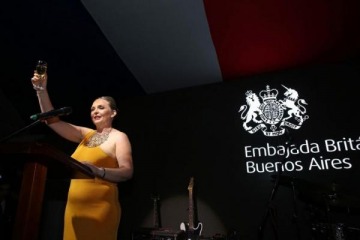 Foto de Funcionarios libertarios se presentaron en la embajada britnica para celebrar el 77 cumpleaos del Rey Carlos III