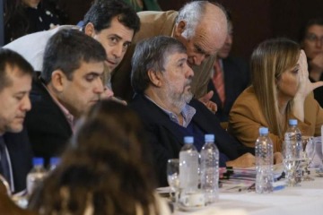 Mayans busca los votos para sesionar y avanzar con la ley que restringe los DNU de Milei