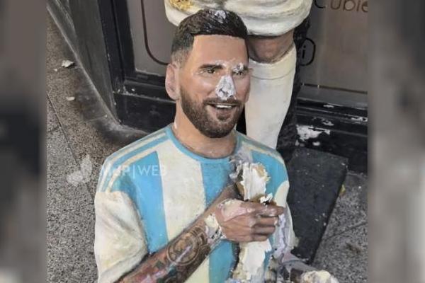 Vandalizaron otra vez una estatua de Messi en Mar del Plata en pleno choque entre el gobierno y la AFA