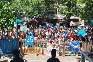 Mendoza: masiva movilización contra el proyecto de megaminería que busca aprobar Cornejo alentado por Milei