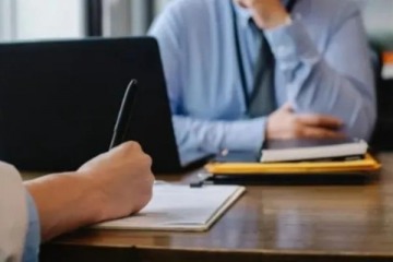 Qué pasaría con las vacaciones y las horas extras, de aplicarse la reforma laboral de Javier Milei