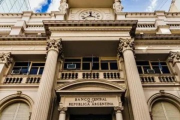 M&aacute;s intervenci&oacute;n: el Banco Central at&oacute; las bandas de flotaci&oacute;n del d&oacute;lar a la inflaci&oacute;n desde 2026