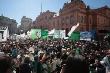 Paro y movilizaci&oacute;n de la CGT: multitudinaria convocatoria en Plaza de Mayo contra la reforma laboral